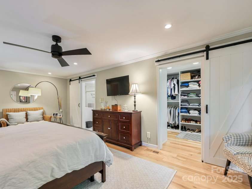 110 Aurora Drive, Asheville, NC 28805.  MLS# CAR4306684, YatesRealty ID 17541. 