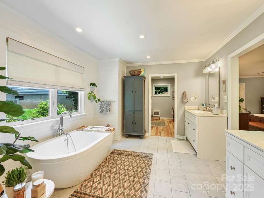 110 Aurora Drive, Asheville, NC 28805.  MLS# CAR4306684, YatesRealty ID 17541. 