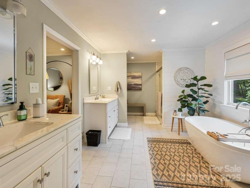 110 Aurora Drive, Asheville, NC 28805.  MLS# CAR4306684, YatesRealty ID 17541. 