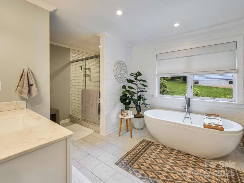 110 Aurora Drive, Asheville, NC 28805.  MLS# CAR4306684, YatesRealty ID 17541. 