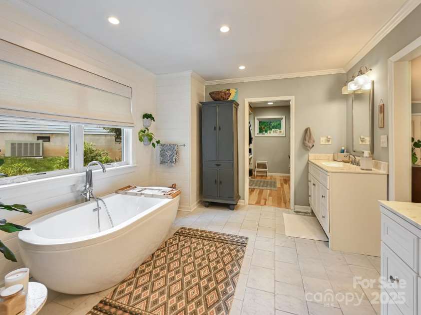 110 Aurora Drive, Asheville, NC 28805.  MLS# CAR4306684, YatesRealty ID 17541. 