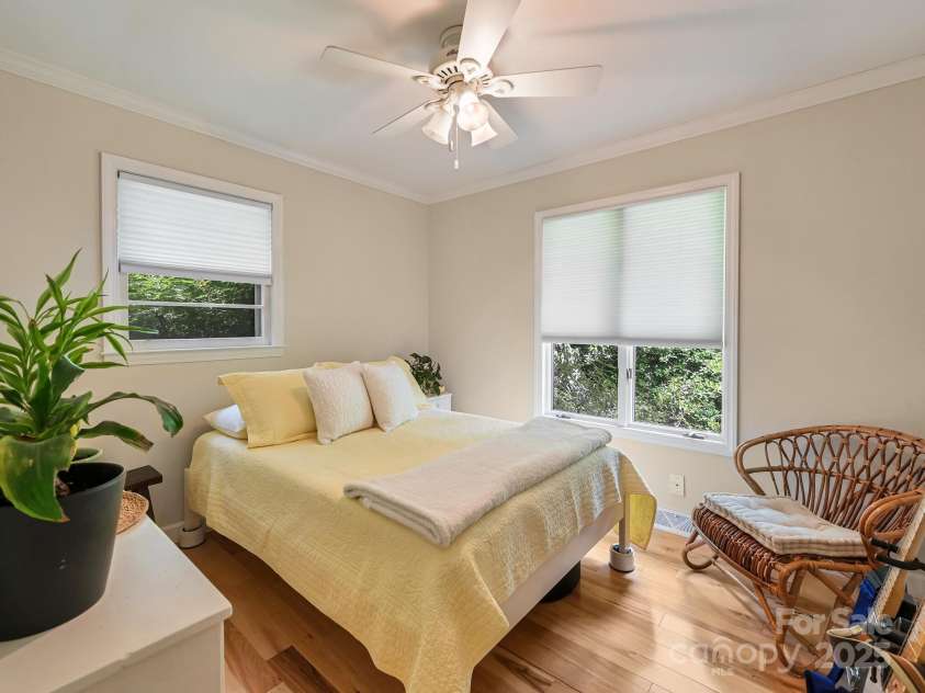 110 Aurora Drive, Asheville, NC 28805.  MLS# CAR4306684, YatesRealty ID 17541. 