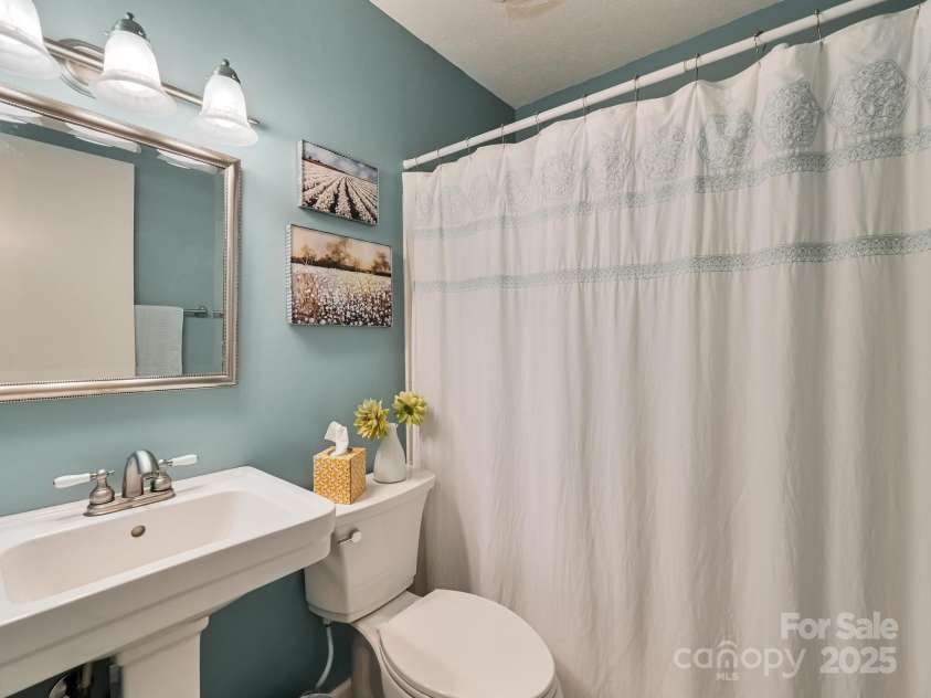 110 Aurora Drive, Asheville, NC 28805.  MLS# CAR4306684, YatesRealty ID 17541. 