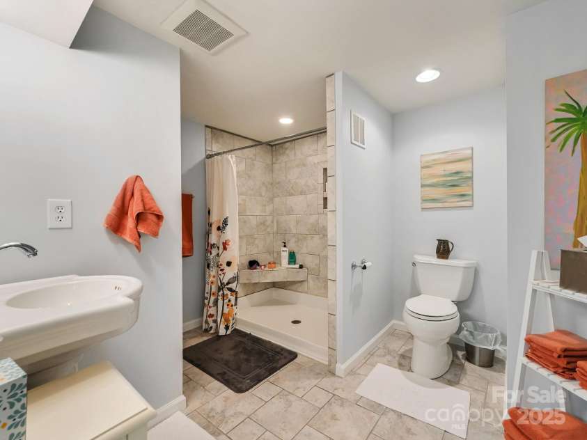 110 Aurora Drive, Asheville, NC 28805.  MLS# CAR4306684, YatesRealty ID 17541. 