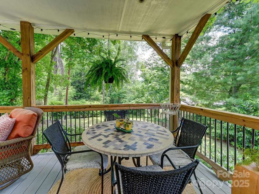 110 Aurora Drive, Asheville, NC 28805.  MLS# CAR4306684, YatesRealty ID 17541. 