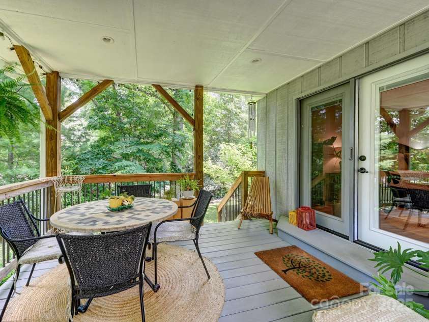 110 Aurora Drive, Asheville, NC 28805.  MLS# CAR4306684, YatesRealty ID 17541. 