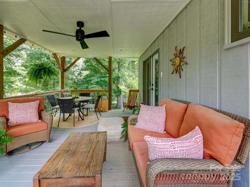 110 Aurora Drive, Asheville, NC 28805.  MLS# CAR4306684, YatesRealty ID 17541. 