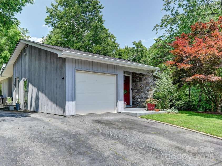 110 Aurora Drive, Asheville, NC 28805.  MLS# CAR4306684, YatesRealty ID 17541. 