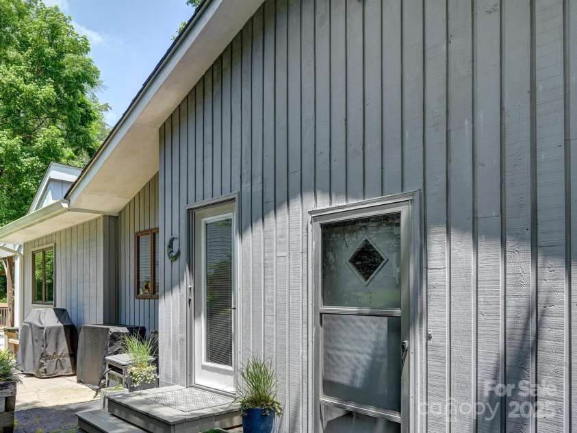 110 Aurora Drive, Asheville, NC 28805.  MLS# CAR4306684, YatesRealty ID 17541. 