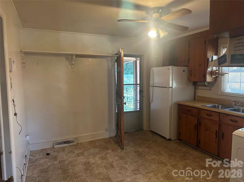 1435 Dean Street, Charlotte, NC 28216.  MLS# CAR4429193, YatesRealty ID 17541. 
