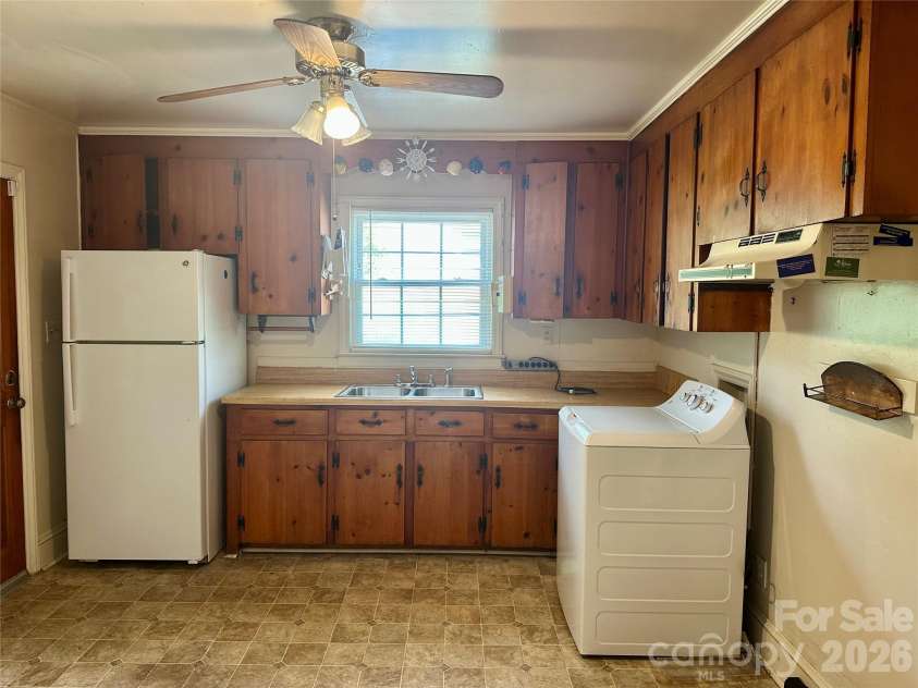 1435 Dean Street, Charlotte, NC 28216.  MLS# CAR4429193, YatesRealty ID 17541. 