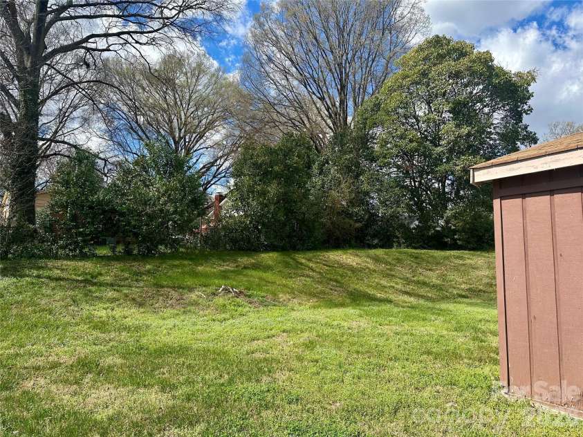 1435 Dean Street, Charlotte, NC 28216.  MLS# CAR4429193, YatesRealty ID 17541. 