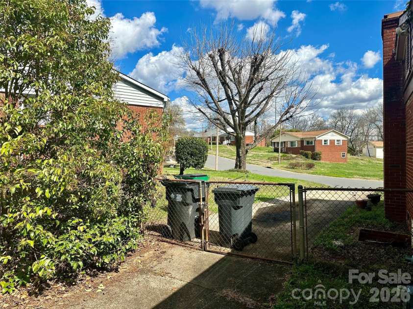 1435 Dean Street, Charlotte, NC 28216.  MLS# CAR4429193, YatesRealty ID 17541. 