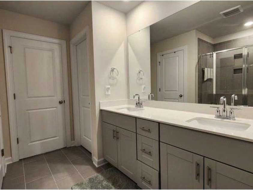 332 Cranford Drive, Pineville, NC 28134.  MLS# CAR4266216, YatesRealty ID 17544. Master Bathroom