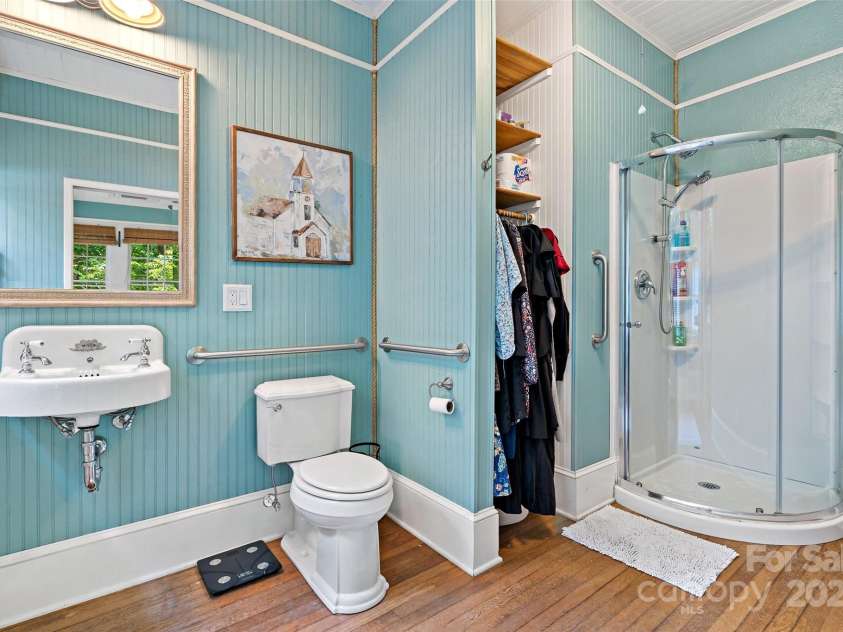 147 Preservation Way, Waynesville, NC 28786.  MLS# CAR4264584, YatesRealty ID 17550. 1st floor full bath