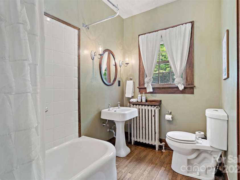 147 Preservation Way, Waynesville, NC 28786.  MLS# CAR4264584, YatesRealty ID 17550. 2nd floor hall bathroom