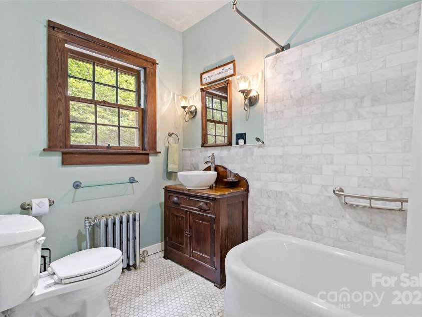 147 Preservation Way, Waynesville, NC 28786.  MLS# CAR4264584, YatesRealty ID 17550. 2nd floor primary bathroom