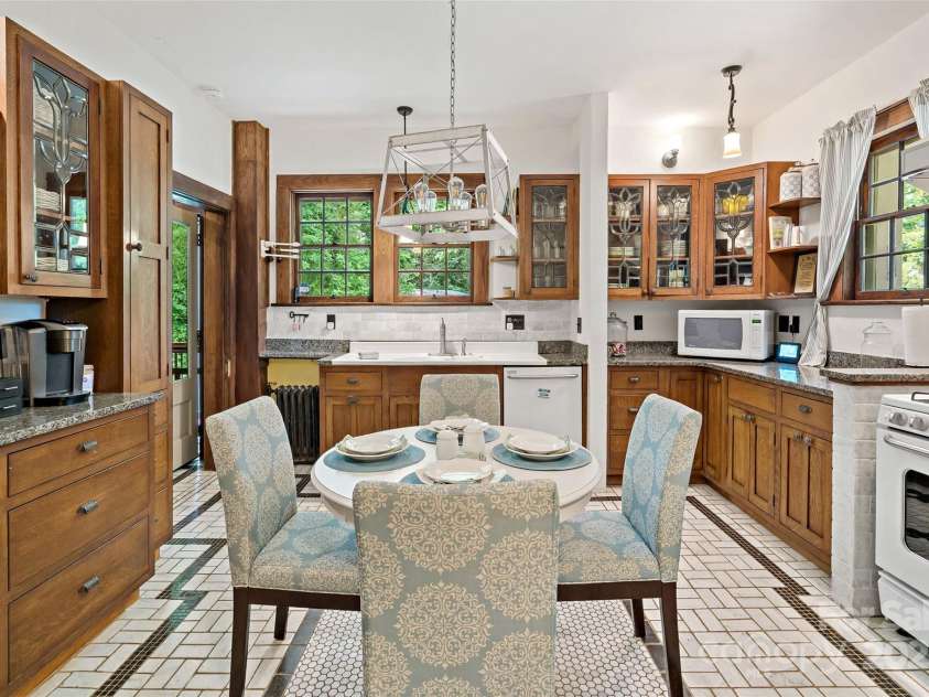 147 Preservation Way, Waynesville, NC 28786.  MLS# CAR4264584, YatesRealty ID 17550. Kitchen