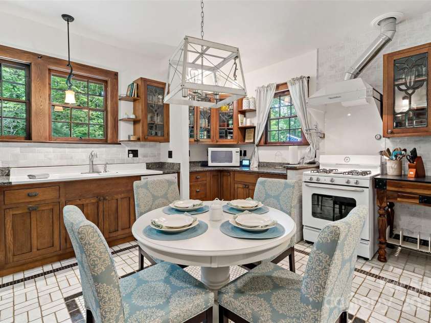 147 Preservation Way, Waynesville, NC 28786.  MLS# CAR4264584, YatesRealty ID 17550. Kitchen