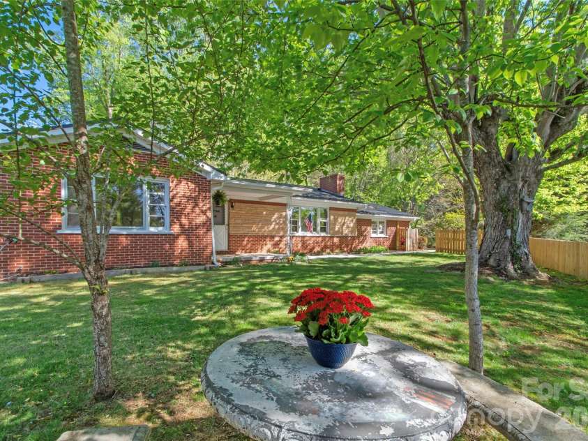 309 Presnell Street, Burnsville, NC 28714.  MLS# CAR4373358, YatesRealty ID 17553. 