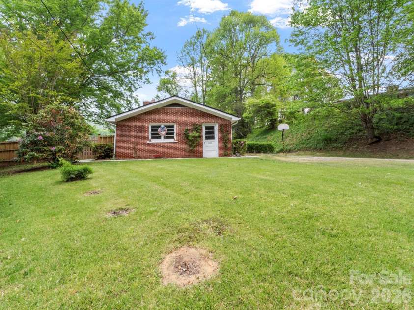 309 Presnell Street, Burnsville, NC 28714.  MLS# CAR4373358, YatesRealty ID 17553. 
