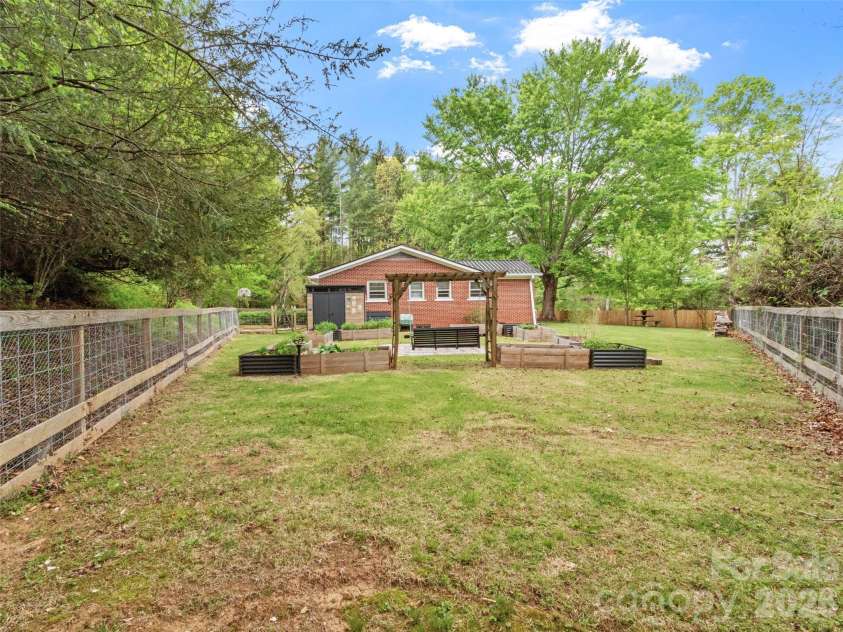 309 Presnell Street, Burnsville, NC 28714.  MLS# CAR4373358, YatesRealty ID 17553. 