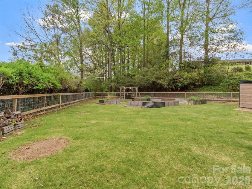 309 Presnell Street, Burnsville, NC 28714.  MLS# CAR4373358, YatesRealty ID 17553. 
