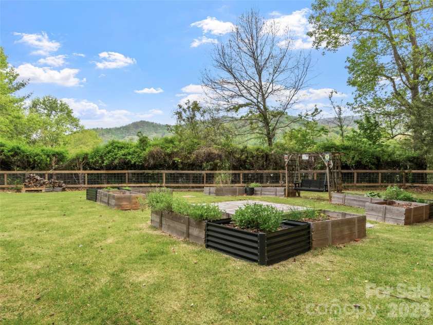 309 Presnell Street, Burnsville, NC 28714.  MLS# CAR4373358, YatesRealty ID 17553. 