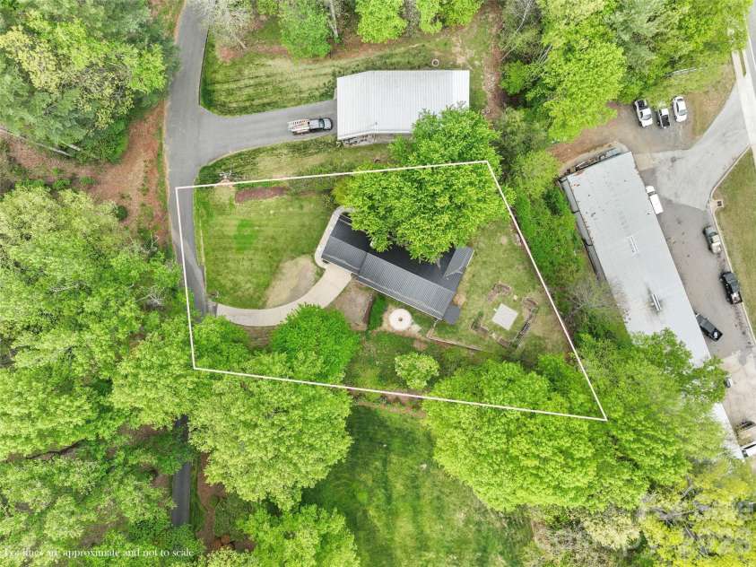 309 Presnell Street, Burnsville, NC 28714.  MLS# CAR4373358, YatesRealty ID 17553. 
