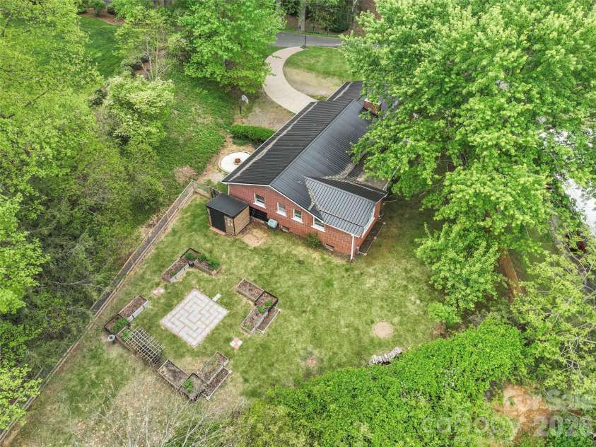 309 Presnell Street, Burnsville, NC 28714.  MLS# CAR4373358, YatesRealty ID 17553. 