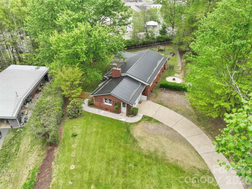 309 Presnell Street, Burnsville, NC 28714.  MLS# CAR4373358, YatesRealty ID 17553. 