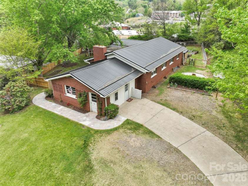 309 Presnell Street, Burnsville, NC 28714.  MLS# CAR4373358, YatesRealty ID 17553. 