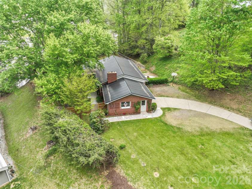 309 Presnell Street, Burnsville, NC 28714.  MLS# CAR4373358, YatesRealty ID 17553. 
