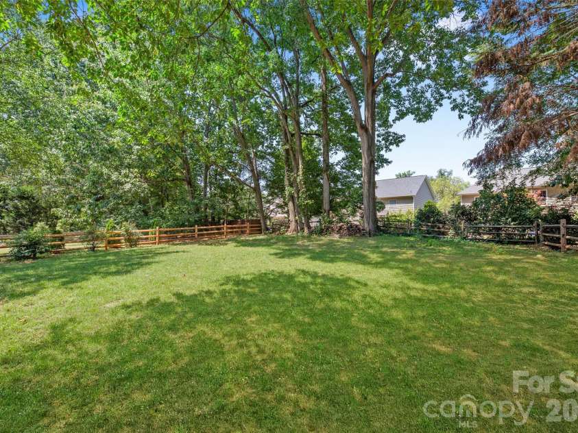 8906 Glade Court, Huntersville, NC 28078.  MLS# CAR4376212, YatesRealty ID 17555. 