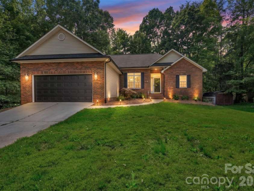 8814 Oldenburg Drive, Mount Pleasant, NC 28124.  MLS# CAR4372176, YatesRealty ID 17557. 