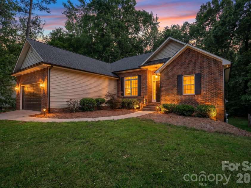 8814 Oldenburg Drive, Mount Pleasant, NC 28124.  MLS# CAR4372176, YatesRealty ID 17557. 
