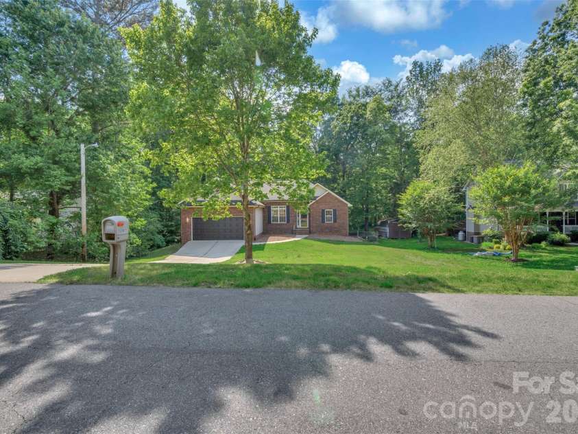 8814 Oldenburg Drive, Mount Pleasant, NC 28124.  MLS# CAR4372176, YatesRealty ID 17557. 