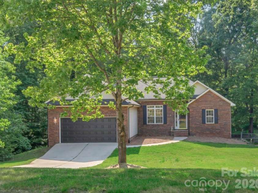 8814 Oldenburg Drive, Mount Pleasant, NC 28124.  MLS# CAR4372176, YatesRealty ID 17557. 