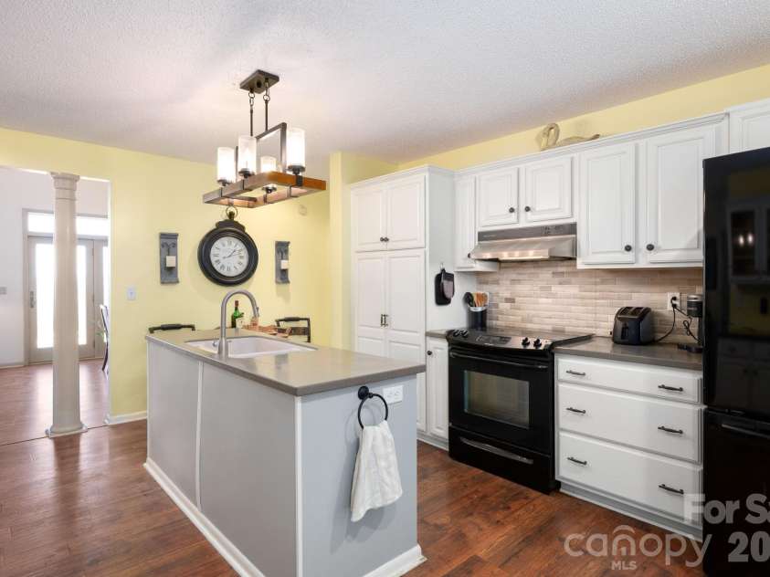 481 Overlook Drive, Mars Hill, NC 28754.  MLS# CAR4313425, YatesRealty ID 17559. 