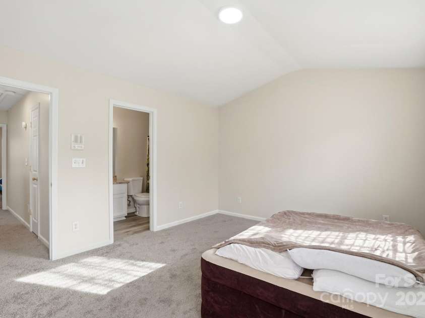 3855 Glenlea Commons Drive, Charlotte, NC 28216.  MLS# CAR4332269, YatesRealty ID 1756. 