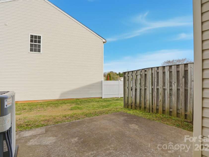 3855 Glenlea Commons Drive, Charlotte, NC 28216.  MLS# CAR4332269, YatesRealty ID 1756. 