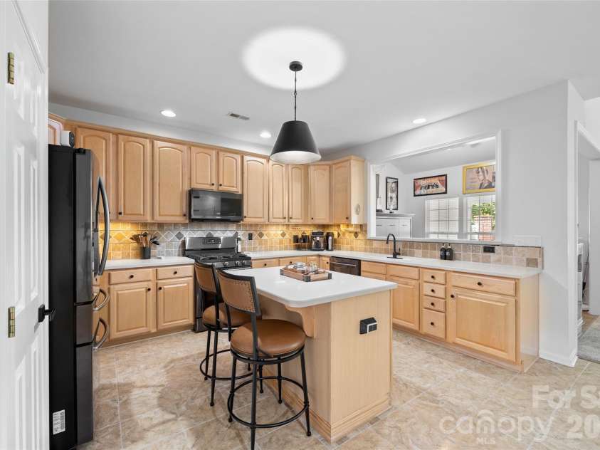 14569 Greenpoint Lane, Huntersville, NC 28078.  MLS# CAR4327431, YatesRealty ID 17560. Large and timeless kitchen