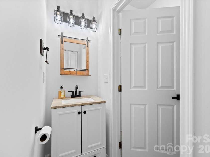 14569 Greenpoint Lane, Huntersville, NC 28078.  MLS# CAR4327431, YatesRealty ID 17560. Powder bath on main