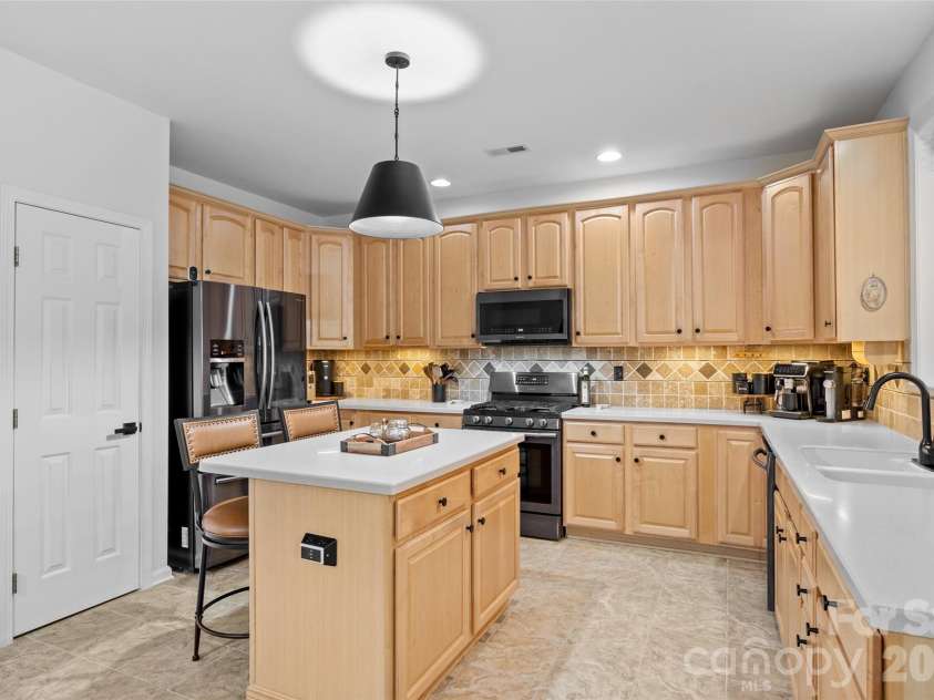 14569 Greenpoint Lane, Huntersville, NC 28078.  MLS# CAR4327431, YatesRealty ID 17560. Stylish island kitchen