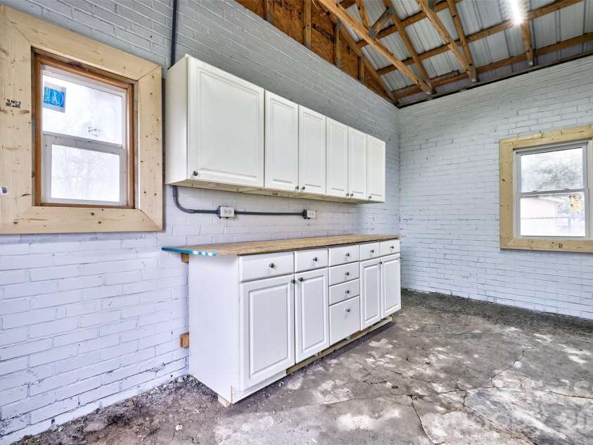 804 Congress Street, York, SC 29745.  MLS# CAR4351461, YatesRealty ID 17564. Additional workshop area in garage