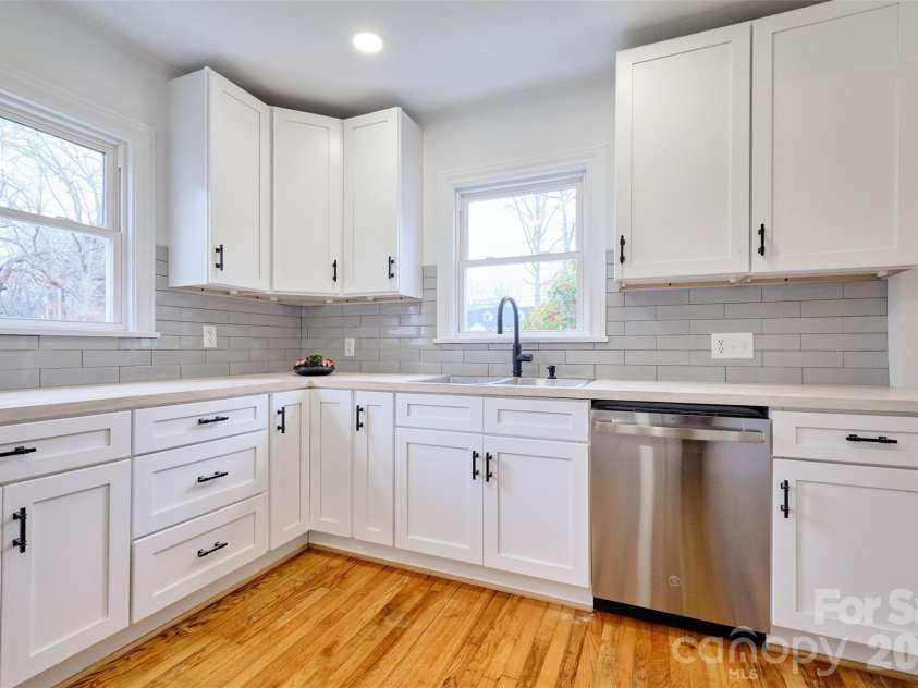804 Congress Street, York, SC 29745.  MLS# CAR4351461, YatesRealty ID 17564. Bright cheery kitchen