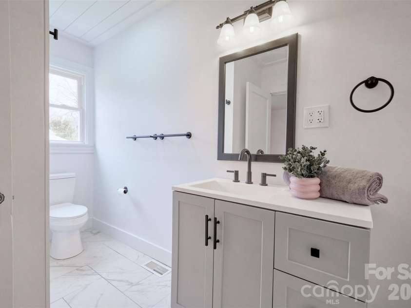 804 Congress Street, York, SC 29745.  MLS# CAR4351461, YatesRealty ID 17564. Full bath 2