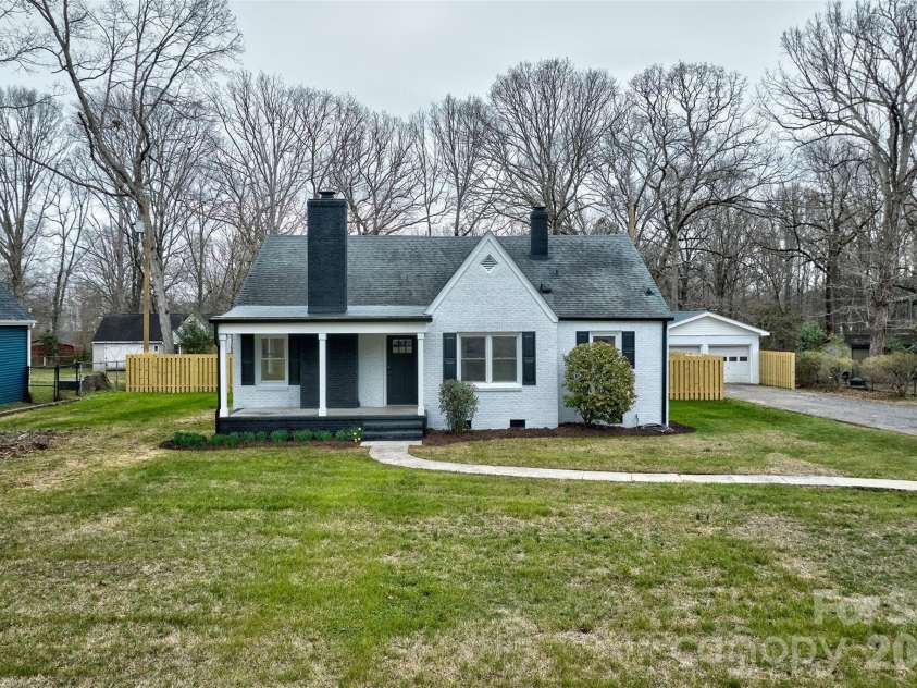 804 Congress Street, York, SC 29745.  MLS# CAR4351461, YatesRealty ID 17564. Home sits on large flat lot