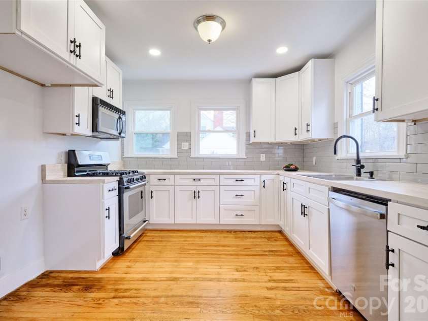 804 Congress Street, York, SC 29745.  MLS# CAR4351461, YatesRealty ID 17564. Kitchen with tons of cabinet space