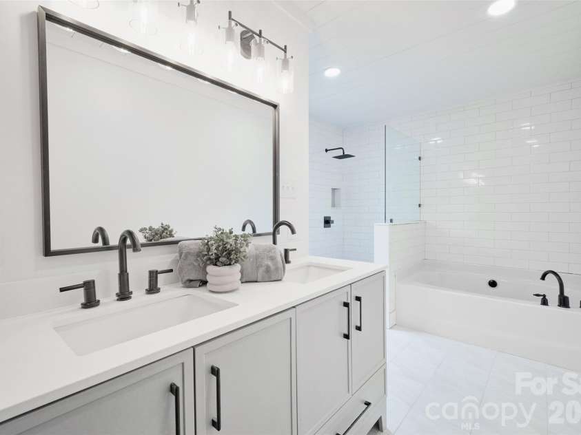 804 Congress Street, York, SC 29745.  MLS# CAR4351461, YatesRealty ID 17564. Master bathroom